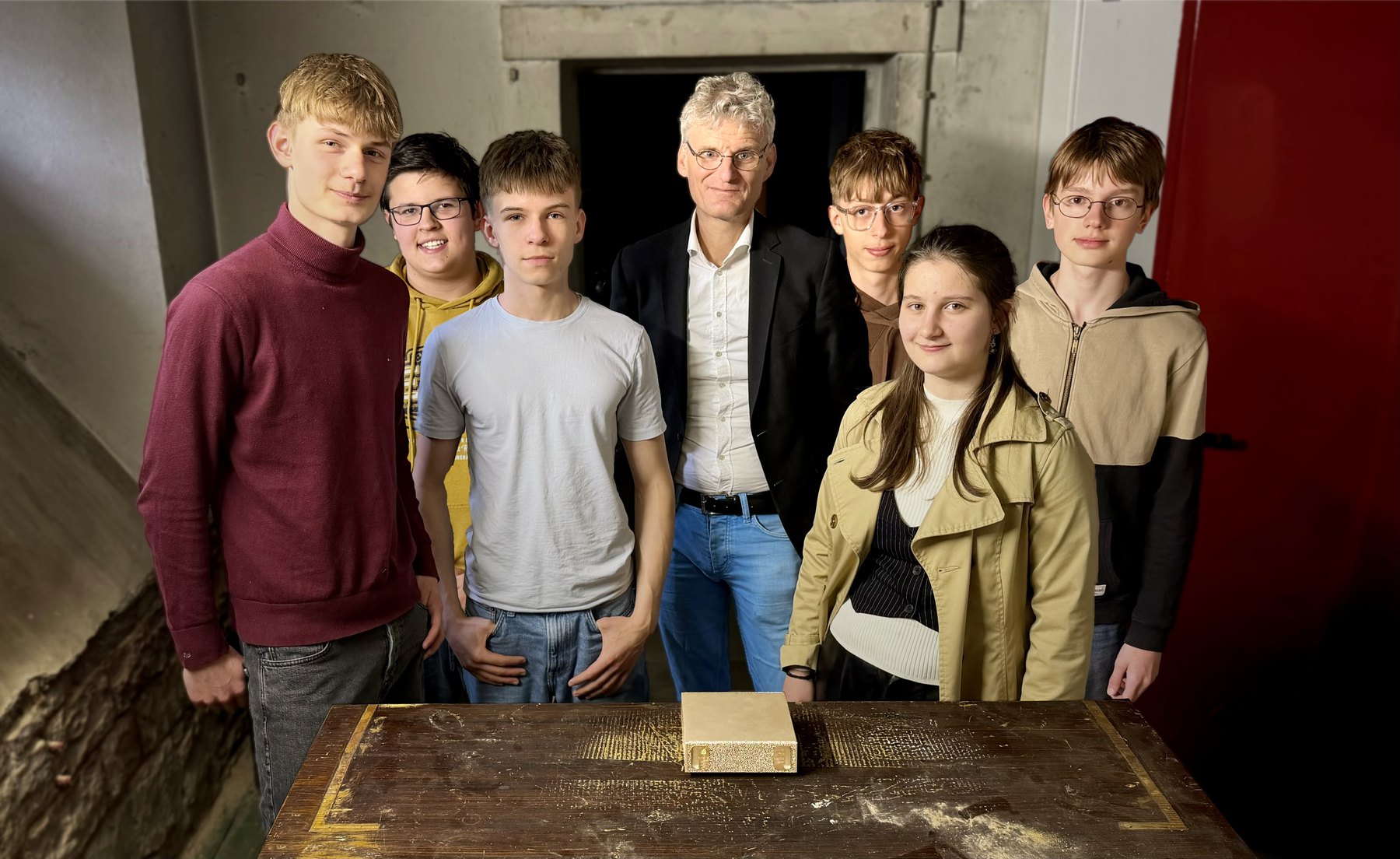 Das Ephraim-Team mit sechs Jugendlichen und Dr. Daniel Roth am Lessing-Gymnasium Karlsruhe